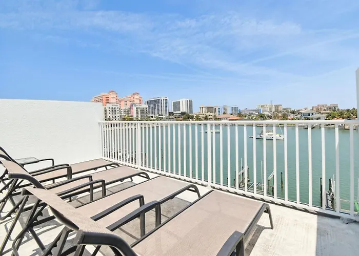 Сasa de vacaciones Waterfront 4-level Townhome With Rooftop Deck!