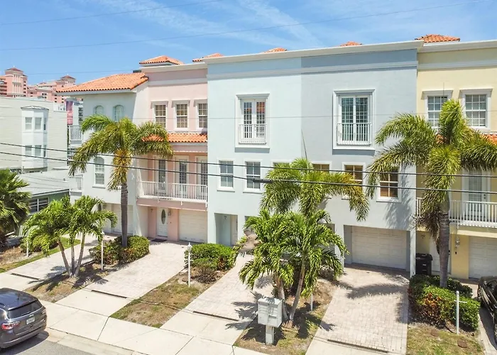 Сasa de vacaciones Waterfront 4-level Townhome With Rooftop Deck!